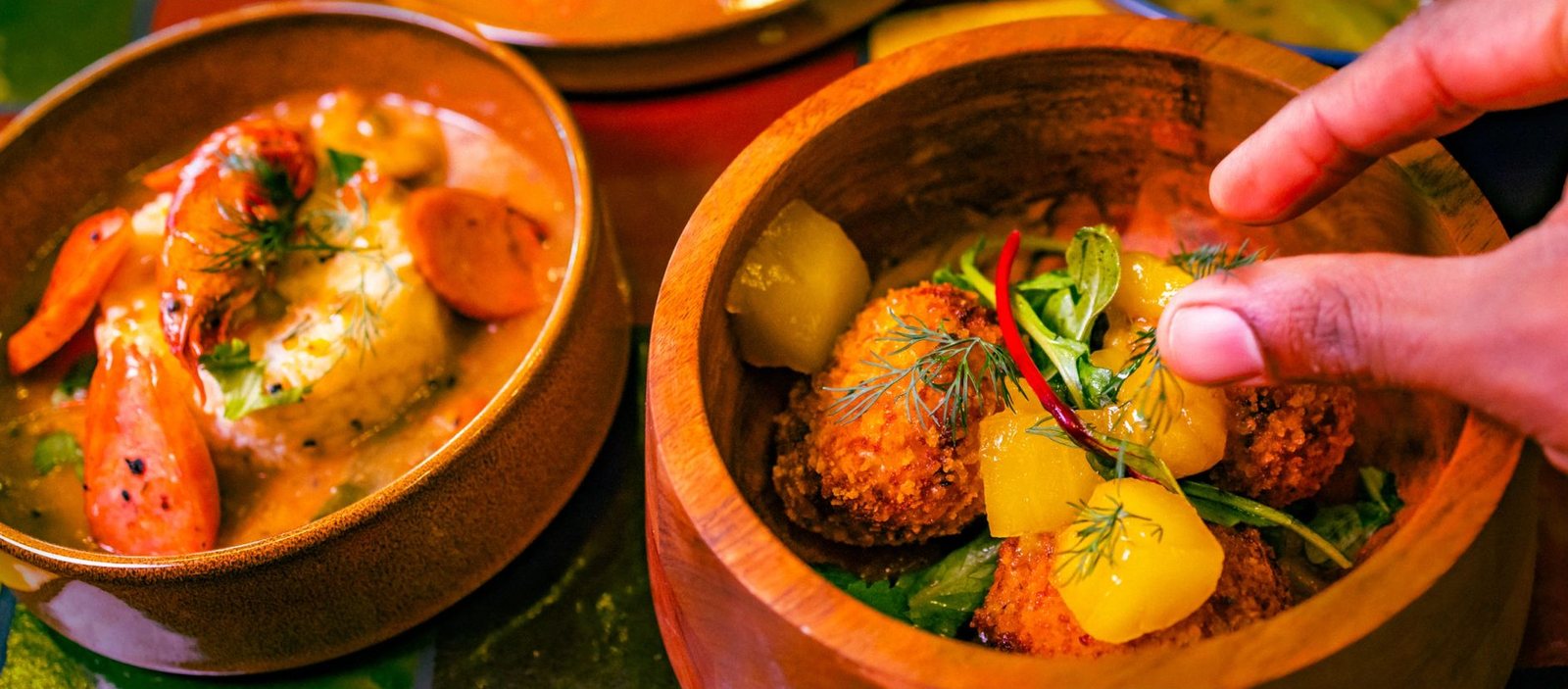 Two entrées in wooden bowls